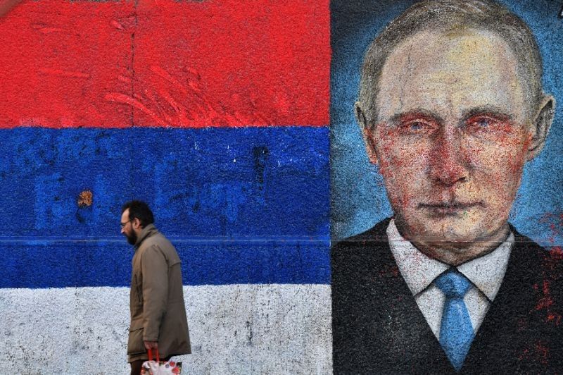 Putin receives five-star welcome in Serbia
