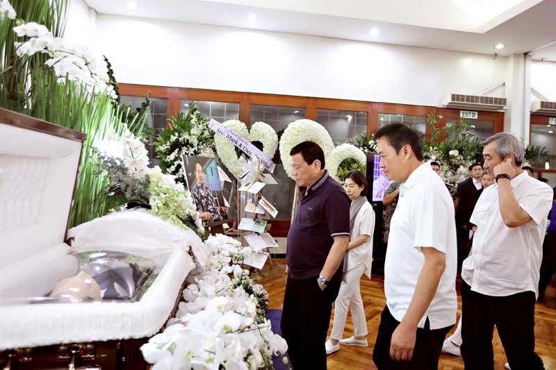 Duterte visits Henry Sy wake