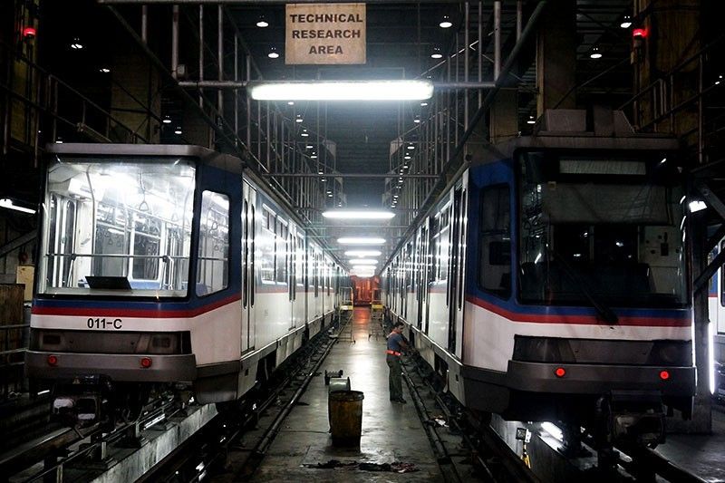 DOTr to study proposal to extend MRT hours