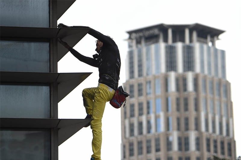 WATCH: â��French Spidermanâ�� Alain Robert arrested after climbing Makati building