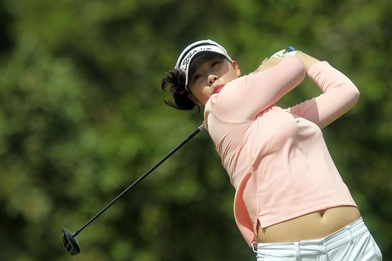 Hwang Min-jeong sizzles in pro debut, leads by three