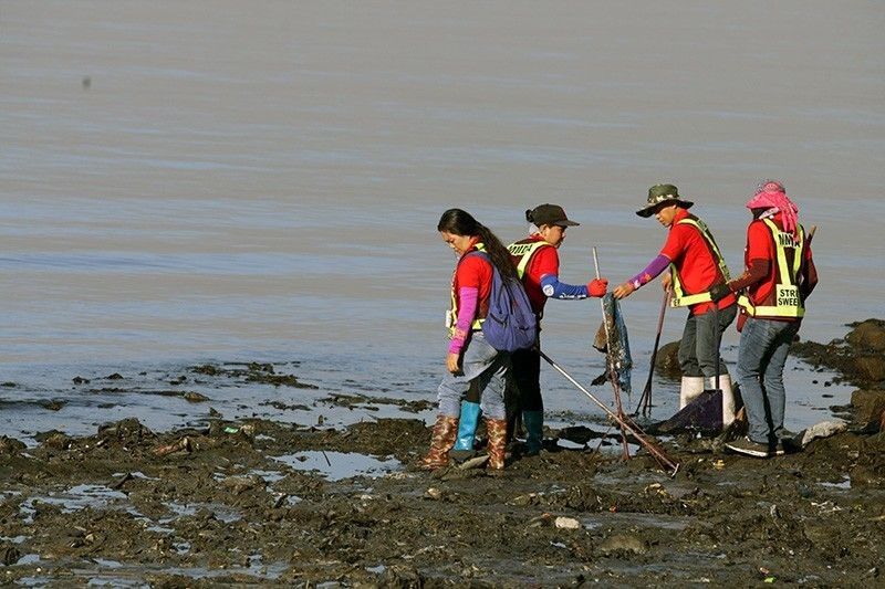 'Pekeng' Manila Bay rehab magpapaalis daw sa 300,000 pamilya