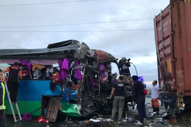 Bus, truck collide on SCTEX;  4 dead, 48 hurt