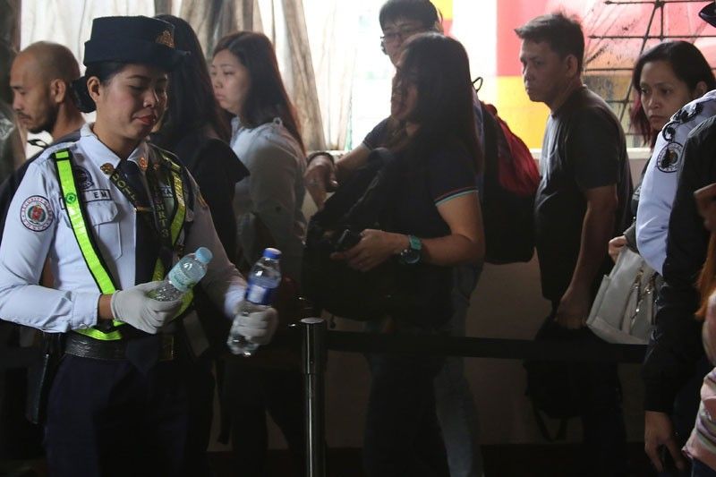 DOTr humihingi ng pang-unawa  sa pagbabawal na magdala ng  bottled water sa LRT at MRT