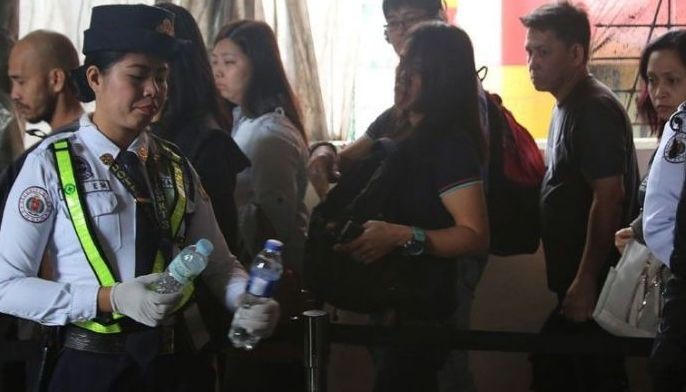 DOTr humihingi ng pang-unawa  sa pagbabawal na magdala ng  bottled water sa LRT at MRT