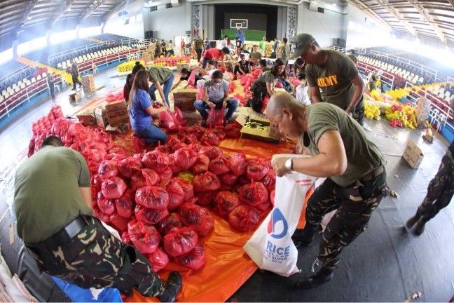 AFP, Metrobank give food packs to poor