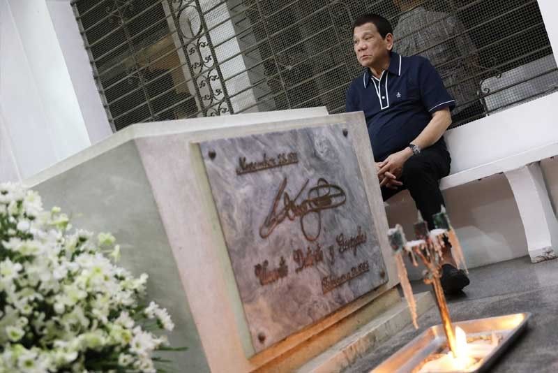 Duterte spends Chinese New Year at motherâs tomb