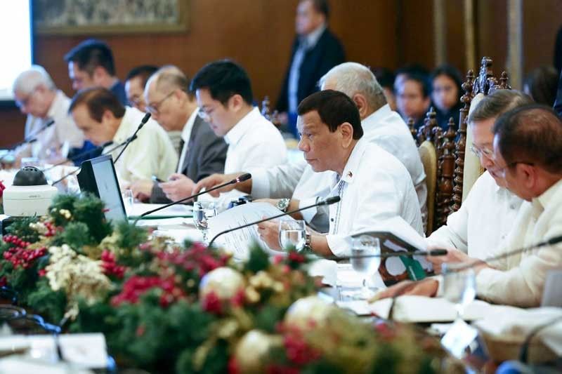 After â��avoidingâ�� public eye, Duterte holds Cabinet meeting