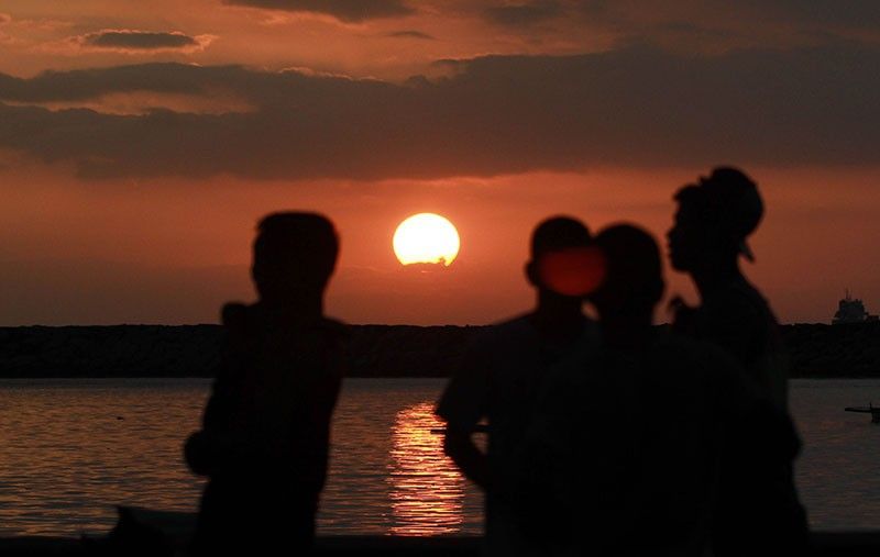 DENR to fence off part of Manila Bay seawall