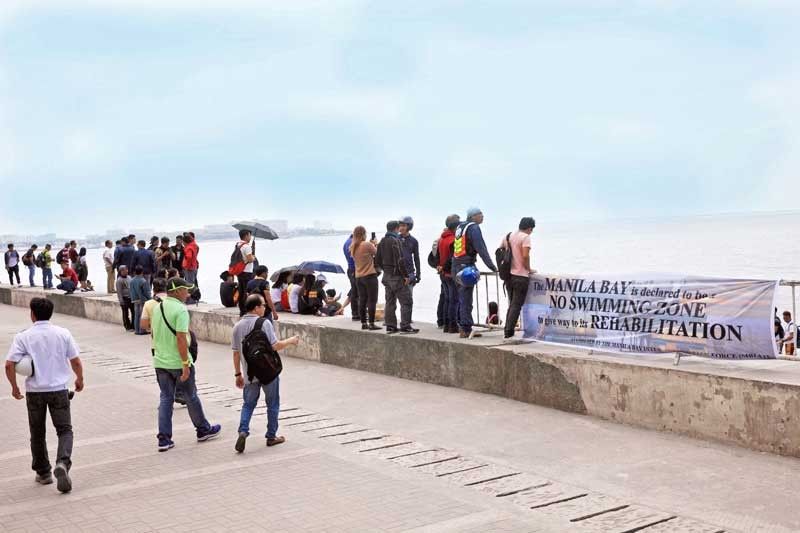 No more swimming: Manila Bay to be fenced off