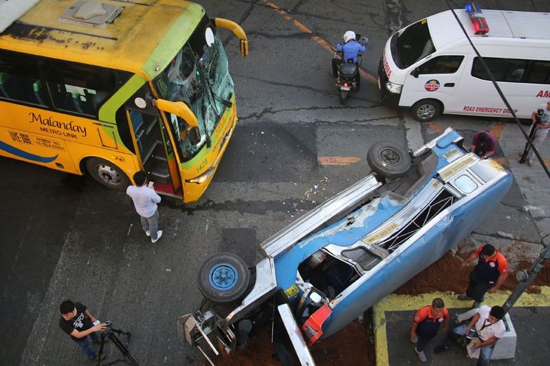 Salpukan ng bus at jeep sa EDSA, 10 sugatan