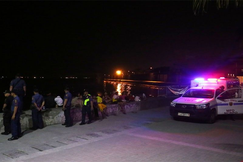 WATCH: Authorities ban public from swimming in Manila Bay