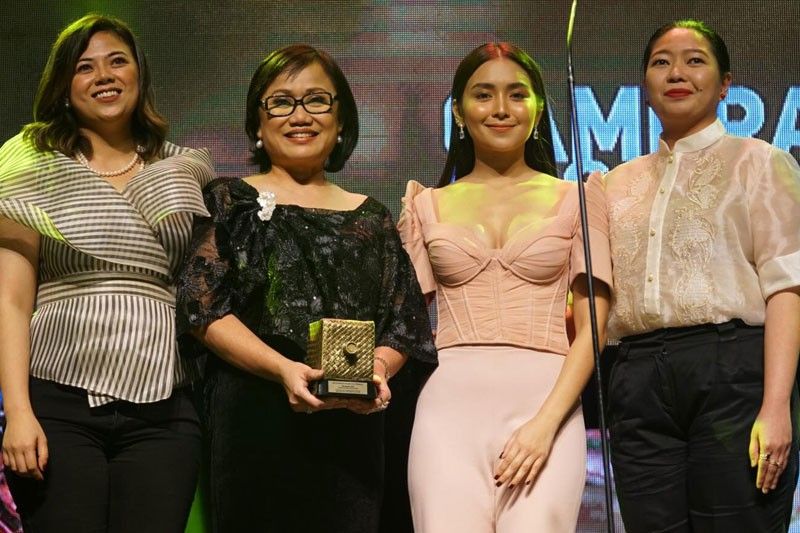 Daniel nag-solo sa out of town, Kathryn iba ang kasama  nang tumanggap ng award para sa The Hows...