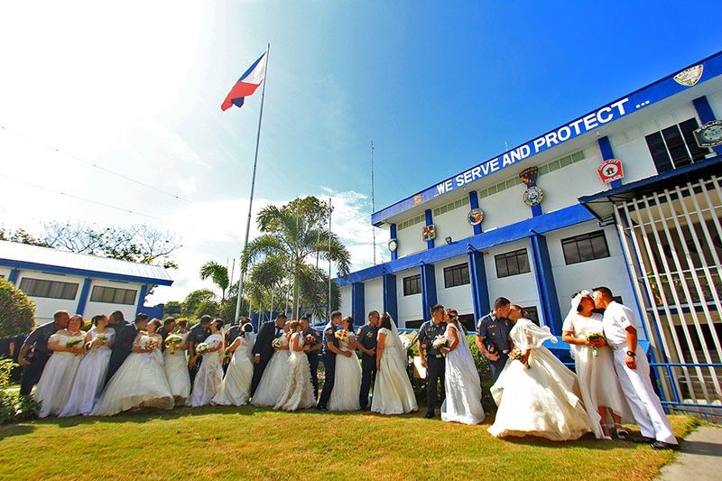 16 cops tie knot in mass wedding