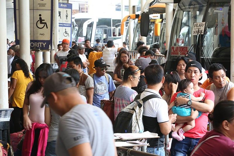 Cops, soldiers, PCG personnel get 20% bus fare discount
