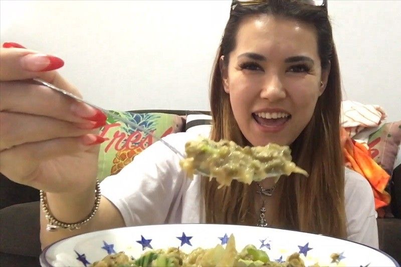 Panoorin: Maria Ozawa nagluto ng 'Pinoy-style' monggo sa video