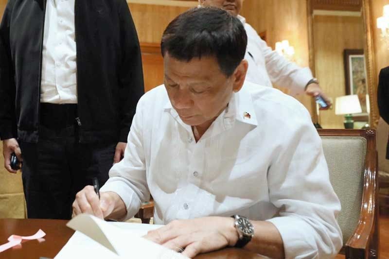 Rice Tariffication Bill pirmado na ni Duterte