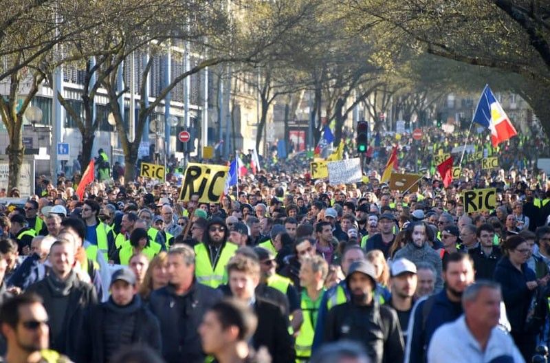 Tear gas, hate speech mark 14th yellow vest protest