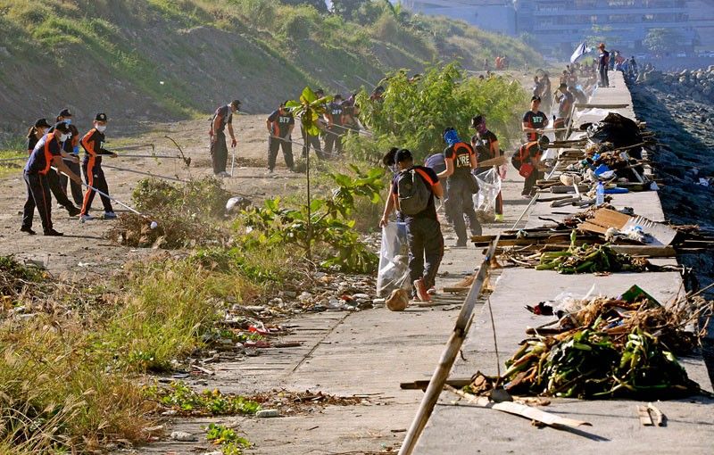 Firefighters join Manila Bay cleanup