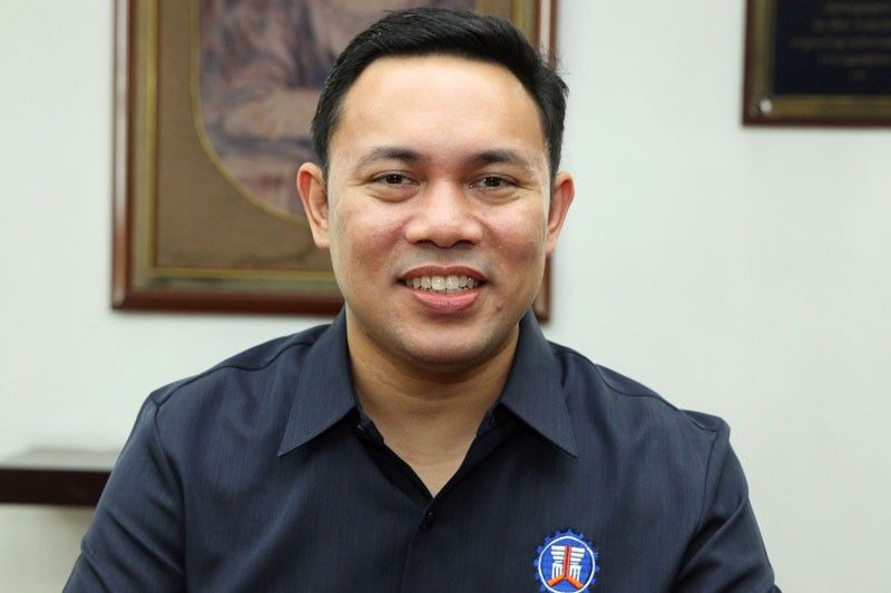 Sec. Villar sa DPWH employees:  â��Wag makisali sa political activities