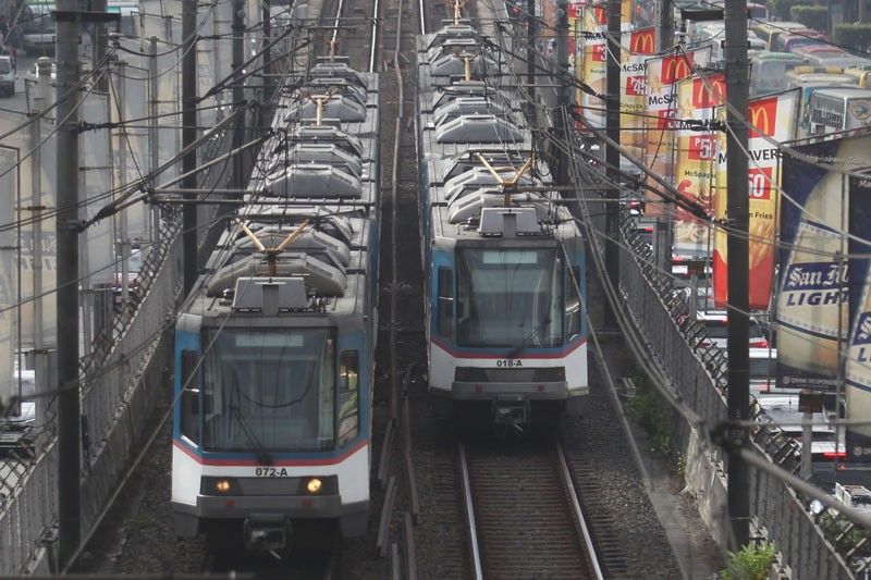 MRT-3 tumirik: 450 pasahero pinababa ng tren