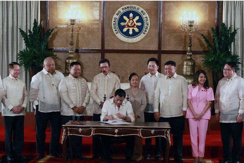 Duterte signs law  modifying PNP ranks