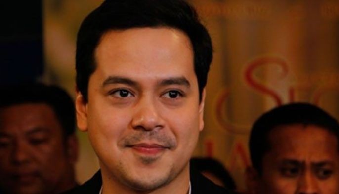 Art lover John Lloyd spotted at exhibit Philstar