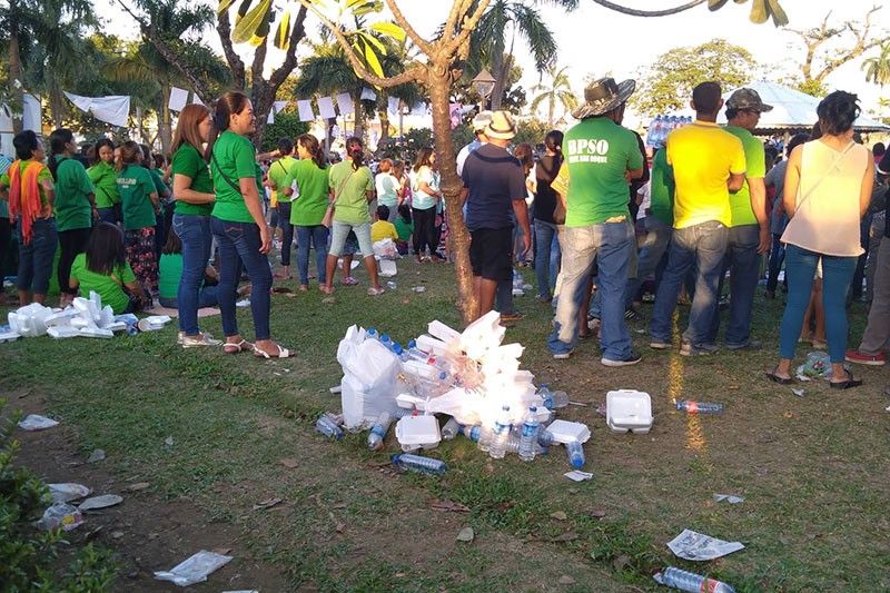 Litter strewn all over Plaza Independencia