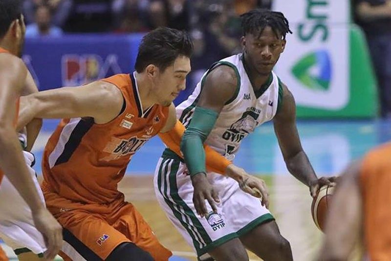 Columbian Dyip back on the road, trip Meralco Bolts