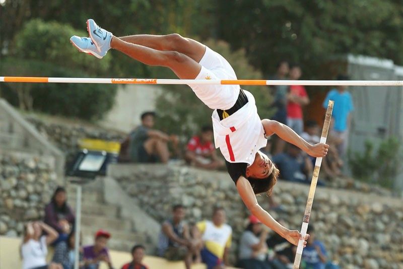 Ilagan pole vaulter wins it on home turf