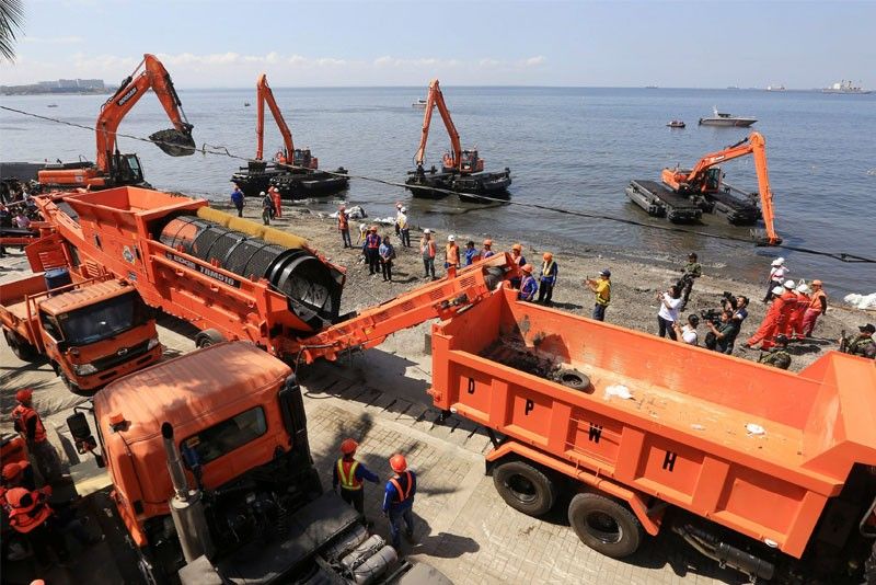 DPWH starts desilting Manila Bay
