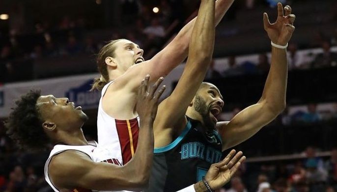 Olynyk inangat ang Miami