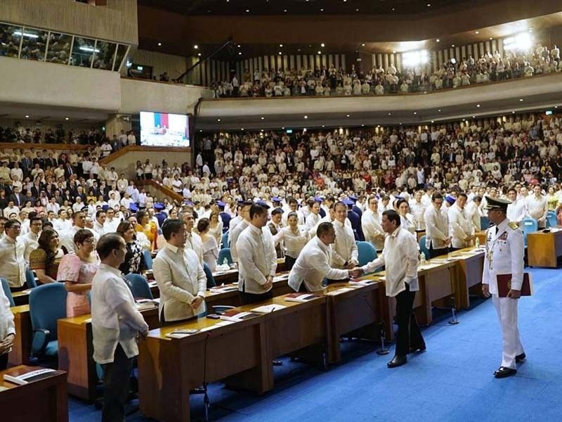 Duterte, lawmakers meet over budget