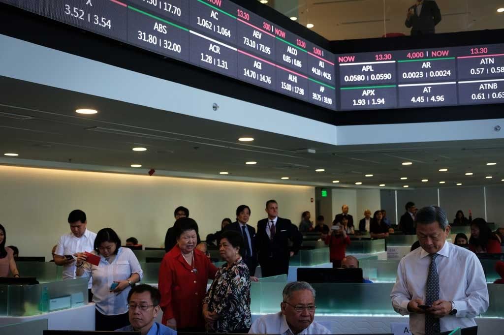 Index barely moves in directionless trading