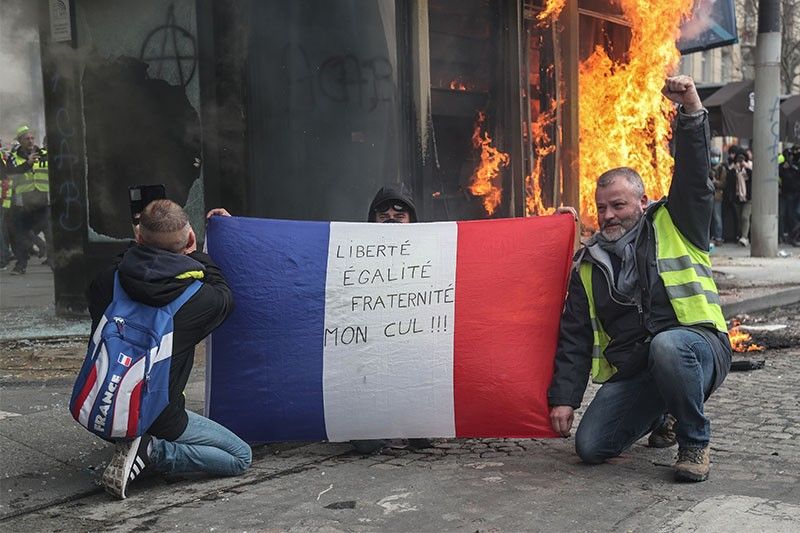French govt admits security 'flaws' in violent Paris riots