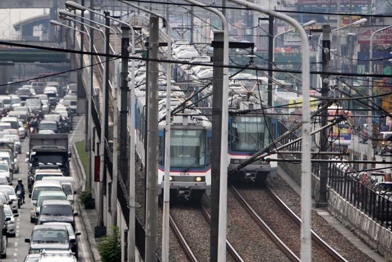 Tren ng MRT-3, nag-apoy at umusok