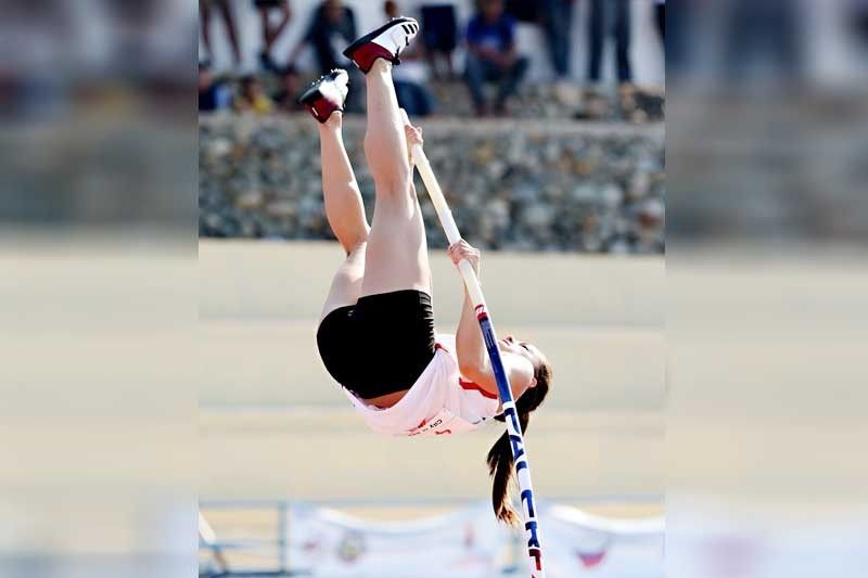 Uy resets pole vault mark