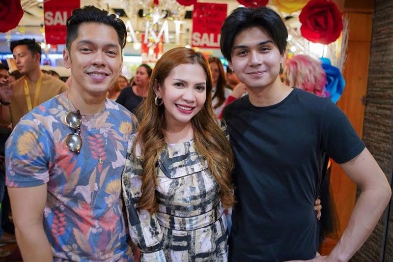 Carlo Aquino nagpakilig  sa opening ng Beautederm!