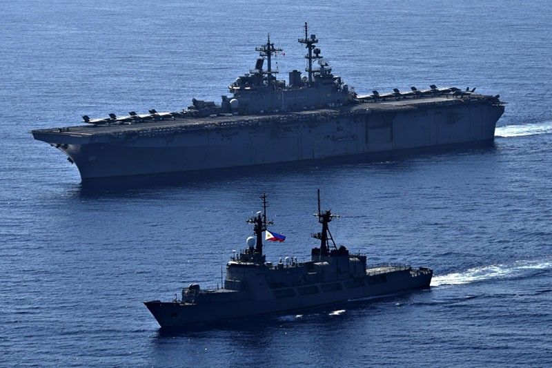 Navy ships sail alongside US warship in South China Sea