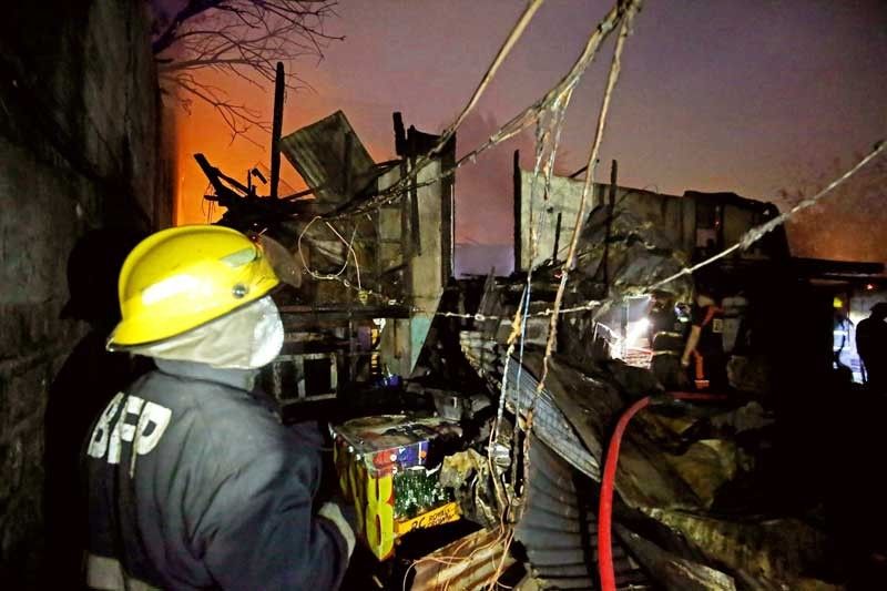 Fire razes 26 houses in Quezon City