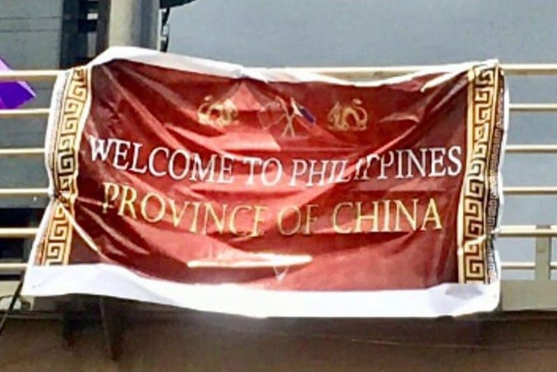 MMDA takes down â��Province of Chinaâ�� tarpaulins in Quezon City