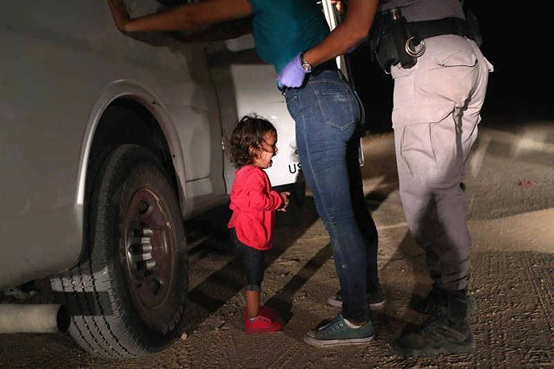 Image of crying toddler on US border wins World Press Photo
