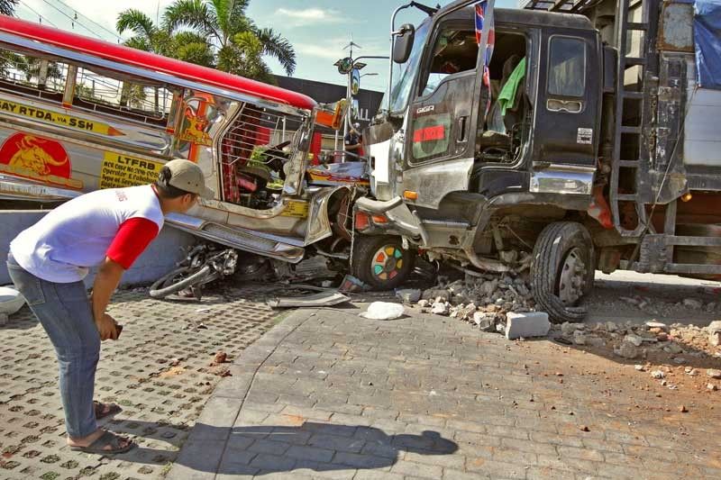 2 dead, 8 hurt in Taguig crash