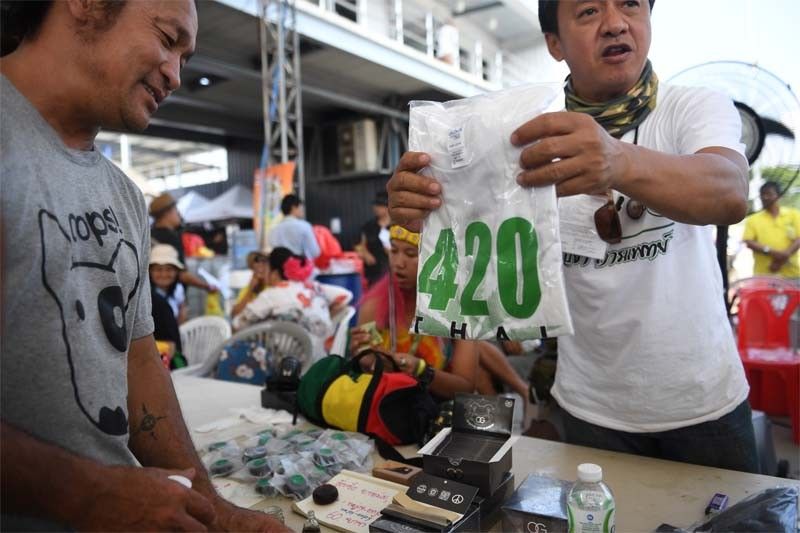 High and rolling: Ratusan orang bergabung di Cannabis Cup pertama di Thailand