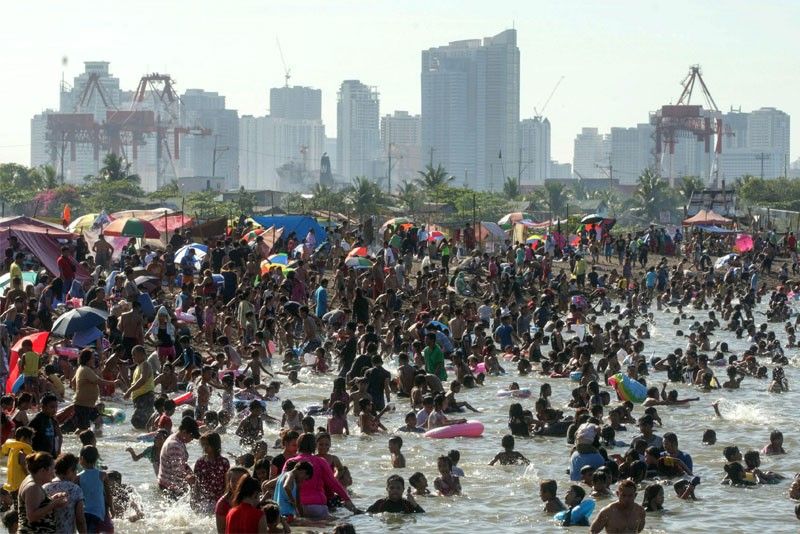 Manilans flock to â��Baseco Beachâ��