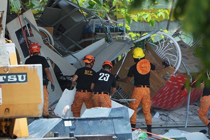 WATCH: Rescue K9 Finds Survivor, Victim In Quake Rubble | Philstar.com