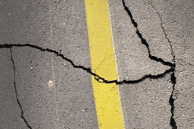 Strong quake rocks CamSur