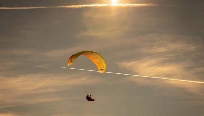 Paraglider dead after flying into a cliff