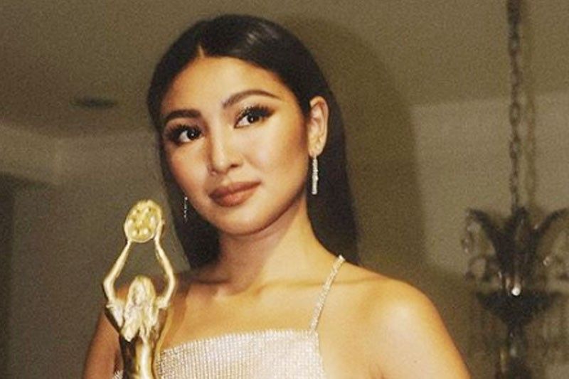Pagkakuha ng best actress trophy, Nadine nagmamadaling lumayas sa famas!