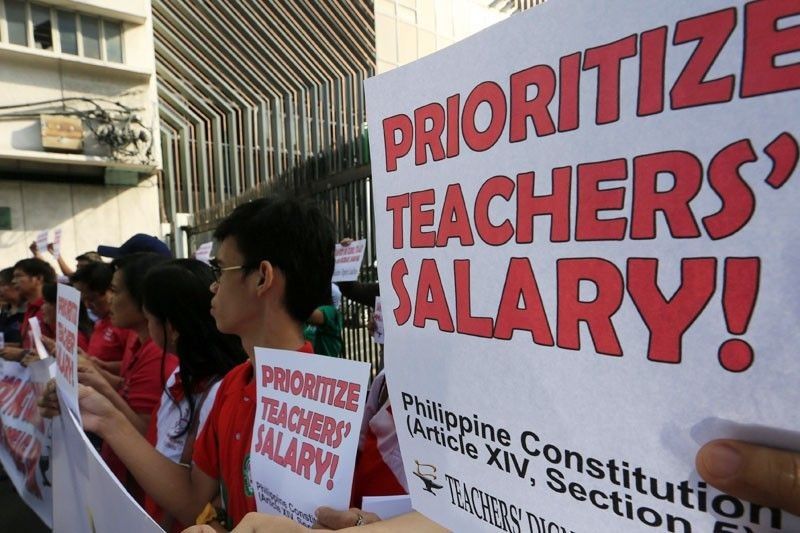 Teachers press Duterte on salary hike